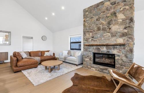 Jindabyne House | The Peak at Abbott. Spa, EV Charger & Luxury - 14 Abbott Street