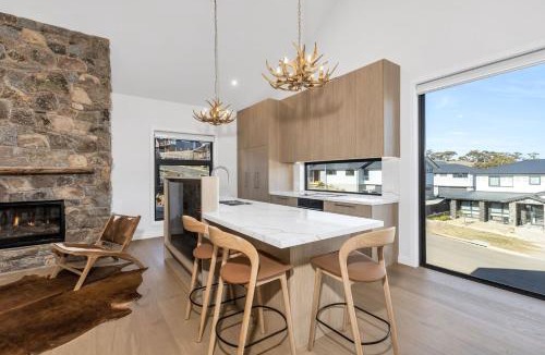 Jindabyne House | The Peak at Abbott. Spa, EV Charger & Luxury - 14 Abbott Street