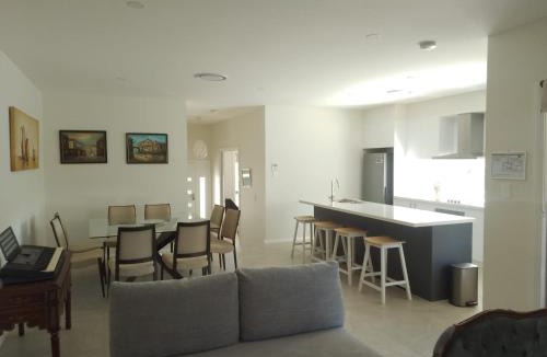 Mount Victoria House | The Piddington Top