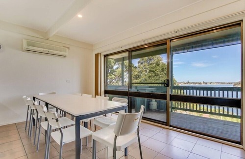 Lakes Entrance House | The Point | Spacious Waterfront Escape