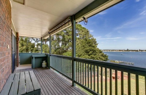 Lakes Entrance House | The Point | Spacious Waterfront Escape