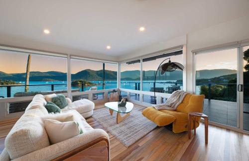 Shute Harbour House | 'The Point' Whitsunday Escape with Ocean Views