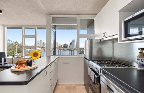 McMahons Point Apartment | The Postcard - Harbour Bridge & Opera House Views