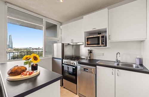 McMahons Point Apartment | The Postcard - Harbour Bridge & Opera House Views