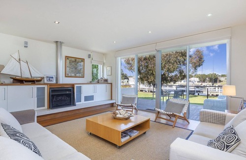 Port Fairy House | The Quarter Deck - This riverfront townhouse is modern, fresh and spacious