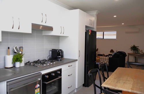 East Tamworth House | THE QUARTERS #1 Centrally located modern 2 bed unit featuring stylish decor