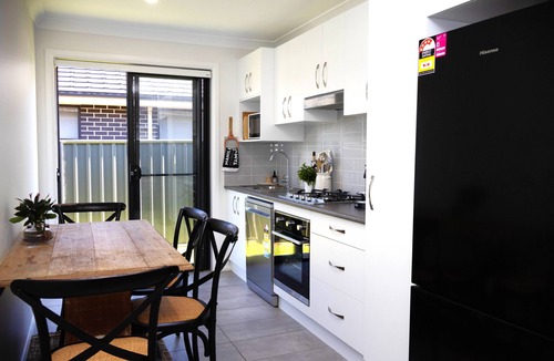 East Tamworth House | THE QUARTERS #1 Centrally located modern 2 bed unit featuring stylish decor