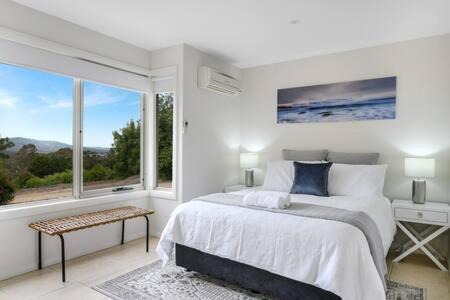 Kingston House | The Rest Retreat Getaway 15 Mins to CBD 3 Bed