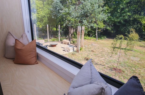 Bright Cabin | The Rocks - Olive Retreat