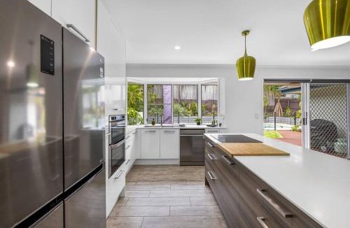 Castaways Beach House | The Seahaven ~ Family Home with Pool, Pet Friendly