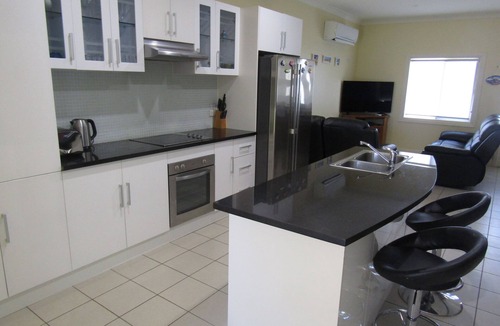 Dalrymple House | The Shack at Stansbury - Short walk to the beach! Off peak special!