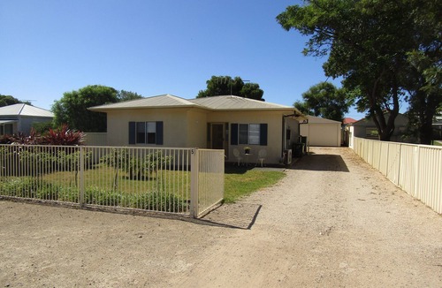 Dalrymple House | The Shack at Stansbury - Short walk to the beach! Off peak special!