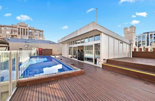 East Melbourne Apartment | The Sweet Escape - Chic Apartment with Rooftop Pool