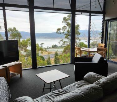 Grindelwald Apartment | The Tamar Ridge Apartment 10 - King Suite Amazing River Views