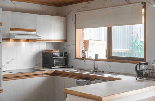 Narre Warren House | The Timber Loft |Cozy 1BR Hideaway in Narre Warren