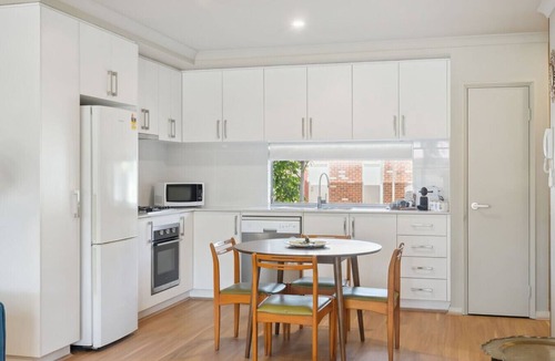 Bassendean Apartment | The Tonic | Colourful Mid-Century Stay with Private Courtyard (Pet-Friendly)