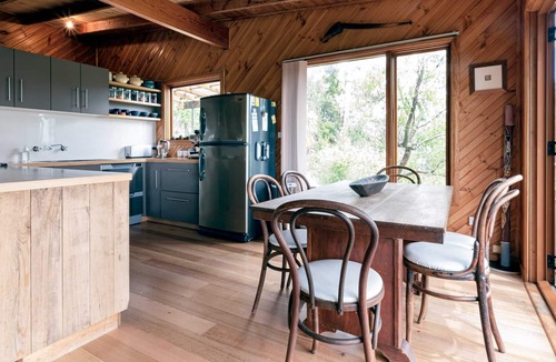 Riverside House | The Treehouse: A Mile Away & Only Minutes to town