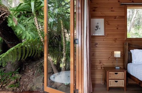 Riverside House | The Treehouse: A Mile Away & Only Minutes to town