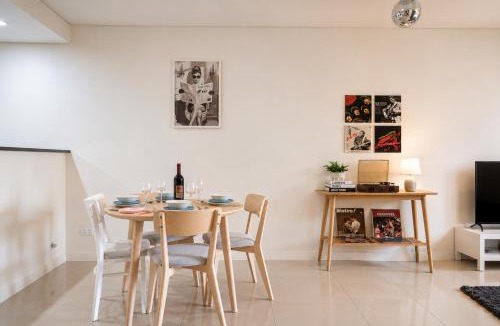 Mascot Apartment | The Turntable - Designer 1 BR 1 CAR plus Study
