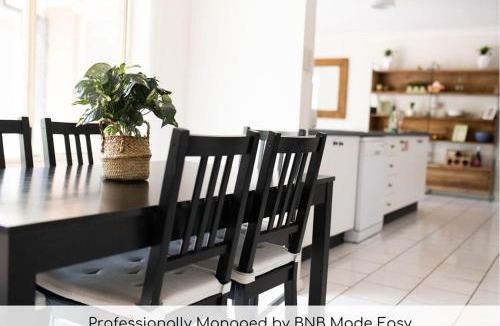 Calare House | The Valerie Gardens - Homely & Cosy, Sleeps 11