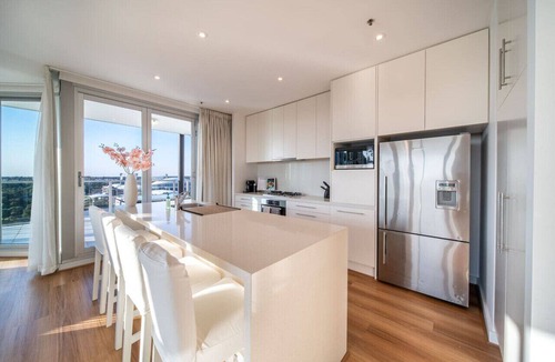 Adelaide Central Business District Apartment | The Views Penthouse - Cityscape & Parkland Scenery