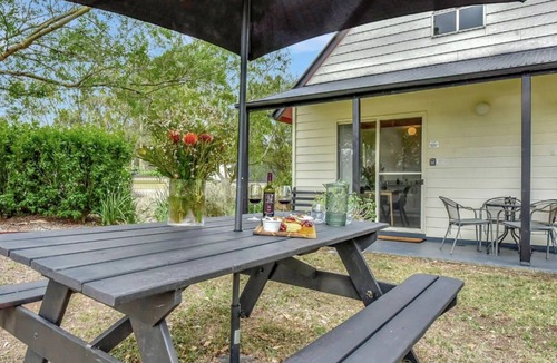 Rothbury Cottage | The Vines Suite with Free Wine Tasting