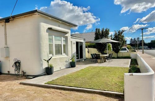 Dalrymple House | The White House - Esplanade Stansbury