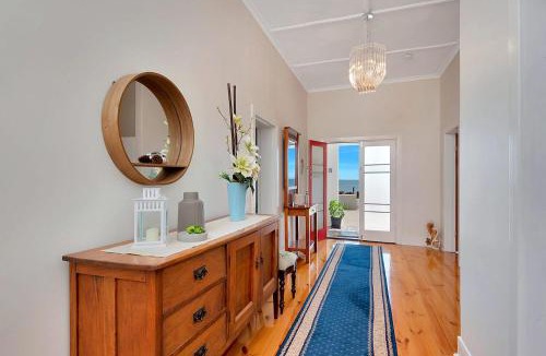 Dalrymple House | The White House - Esplanade Stansbury