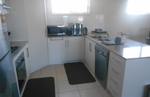 Melville House | The White House ~ Free Wi-Fi, Arcade Machine - Off Peak Special!