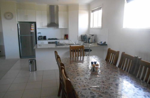 Melville House | The White House ~ Free Wi-Fi, Arcade Machine - Off Peak Special!
