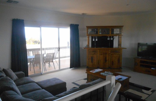 Melville House | The White House ~ Free Wi-Fi, Arcade Machine - Off Peak Special!
