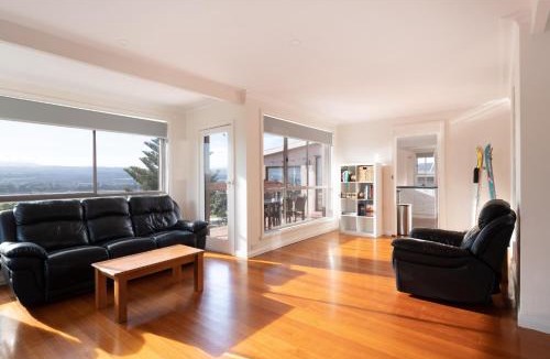 Riverside House | The Yard - Comfortable Home in Riverside