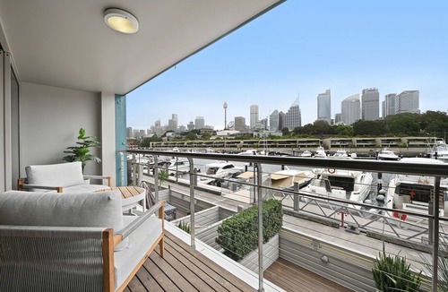 Woolloomooloo Apartment | This apartment is a 2 bedroom(s), 2 bathrooms, located in Woolloomooloo, NSW.
