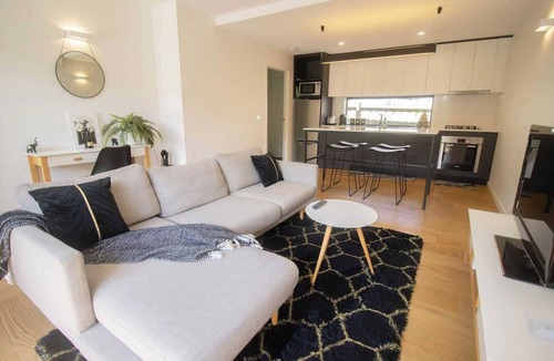 Lake Wendouree House | This house is a 2 bedroom(s), 1 bathrooms, located in Lake Wendouree, VIC.