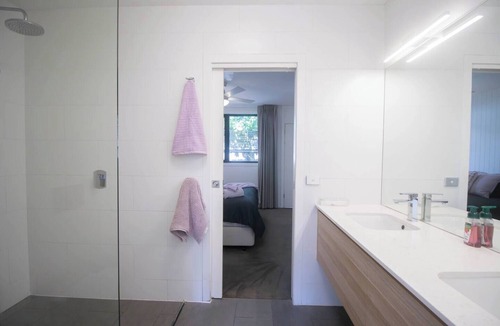 Lake Wendouree House | This house is a 2 bedroom(s), 1 bathrooms, located in Lake Wendouree, VIC.