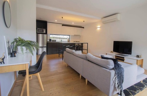 Lake Wendouree House | This house is a 2 bedroom(s), 1 bathrooms, located in Lake Wendouree, VIC.