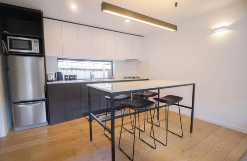 Lake Wendouree House | This house is a 2 bedroom(s), 1 bathrooms, located in Lake Wendouree, VIC.