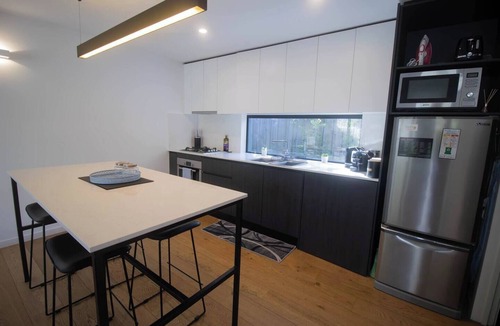 Lake Wendouree House | This house is a 2 bedroom(s), 1 bathrooms, located in Lake Wendouree, VIC.