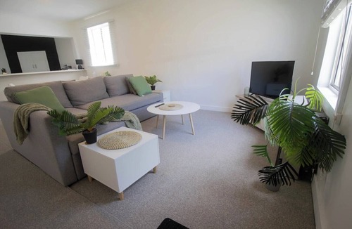 Newington House | This is a clean, comfortable and affordable three bedroom home on a quiet street in Newington