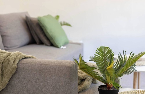 Newington House | This is a clean, comfortable and affordable three bedroom home on a quiet street in Newington