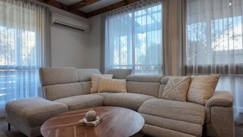West Launceston House | Thrower Cottage: Gateway to the Cataract Gorge