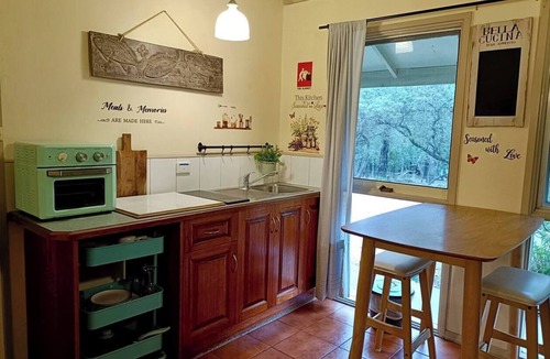 Kalimna Cottage | TimberLoo Cottage 6 (1 Queen Bed) SPA & Wood Stove