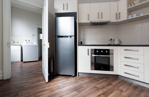 Launceston CBD Cottage | Timeless Treasure: Near the City Centre & WiFi