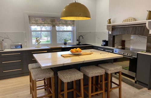 Hallett House | Tiverina Park | Luxury Country Escape, Hot Tub, Games Room & Sunsets