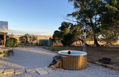 Hallett House | Tiverina Park | Luxury Country Escape, Hot Tub, Games Room & Sunsets