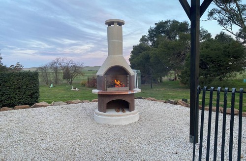 Hallett House | Tiverina Park | Luxury Country Escape, Hot Tub, Games Room & Sunsets