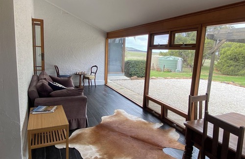 Hallett House | Tiverina Park | Luxury Country Escape, Hot Tub, Games Room & Sunsets