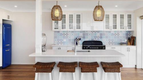 Wagstaffe House | 'Tofua - Absolute Waterfront' by HolidayCo