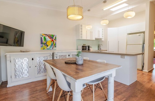 Wagga Wagga House | Tompson Cottage - Near CBD, Character & Comfort