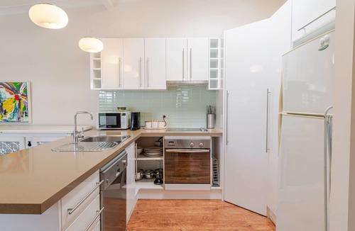 Wagga Wagga House | Tompson Cottage - Near CBD, Character & Comfort